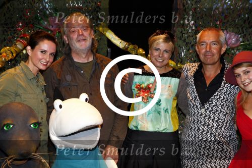 Den Haag 30 oktober 2013
Premiere Mr Finney in diligentia. Prinses Laurentien komt samen met haar kinderen Leonore Eloise en Claus Casimir. de cast met Dick Feld Eric Jan Flens Marie Claire Witlox en Femke Hermans. Jeroen v Konings brugge komt zijn vrouw feliciteren