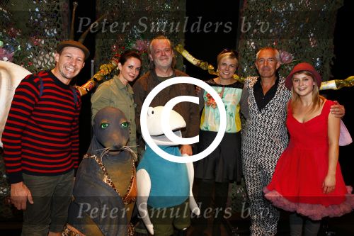 Den Haag 30 oktober 2013
Premiere Mr Finney in diligentia. Prinses Laurentien komt samen met haar kinderen Leonore Eloise en Claus Casimir. de cast met Dick Feld Eric Jan Flens Marie Claire Witlox en Femke Hermans. Jeroen v Konings brugge komt zijn vrouw feliciteren