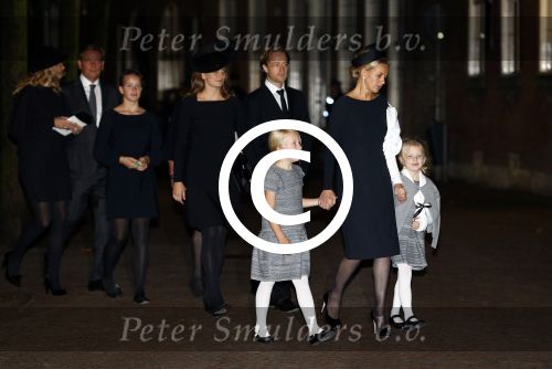Delft 2 november 2013
Herdenkingsdienst voor prins Friso in de grote kerk in Delft.
Prinses Mabel met haar kinderen