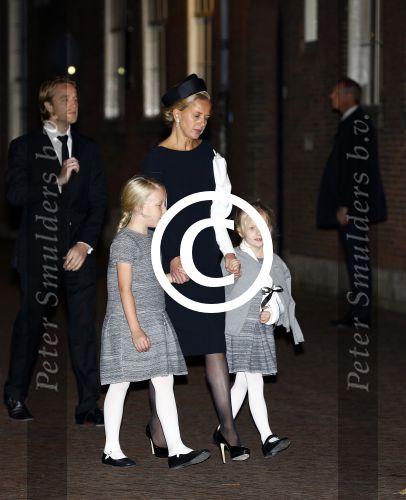Delft 2 november 2013
Herdenkingsdienst voor prins Friso in de grote kerk in Delft.
Prinses Mabel met haar kinderen