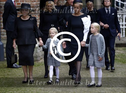 Delft 2 november 2013
Herdenkingsdienst voor prins Friso in de grote kerk in Delft.
Prinses Mabel en haar kinderen