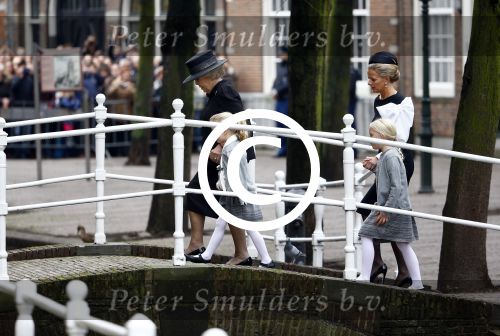 Delft 2 november 2013
Herdenkingsdienst voor prins Friso in de grote kerk in Delft.
Prinses Zaria met gebroken arm