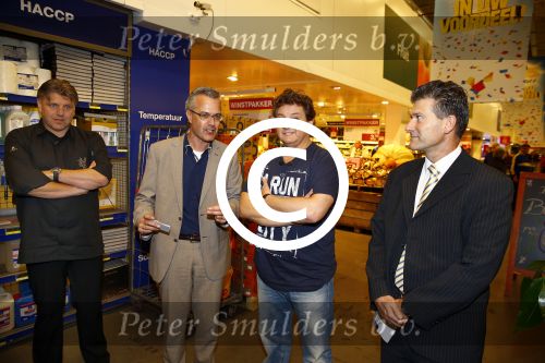 Amsterdam 29 oktober 2013
Rene Froger en Jonnie Boer mogen 4.5 minuten winkelen in de makro ( 4 jarig bestaan) en de waarde die ze winkelen krijgt de voedselbank in euro\'s uitgekeerd. Ze shopten 15 euro bij elkaar.