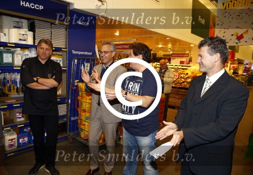Amsterdam 29 oktober 2013
Rene Froger en Jonnie Boer mogen 4.5 minuten winkelen in de makro ( 4 jarig bestaan) en de waarde die ze winkelen krijgt de voedselbank in euro\'s uitgekeerd. Ze shopten 15 euro bij elkaar.