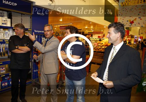 Amsterdam 29 oktober 2013
Rene Froger en Jonnie Boer mogen 4.5 minuten winkelen in de makro ( 4 jarig bestaan) en de waarde die ze winkelen krijgt de voedselbank in euro\'s uitgekeerd. Ze shopten 15 euro bij elkaar.