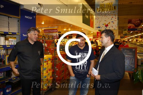 Amsterdam 29 oktober 2013
Rene Froger en Jonnie Boer mogen 4.5 minuten winkelen in de makro ( 4 jarig bestaan) en de waarde die ze winkelen krijgt de voedselbank in euro\'s uitgekeerd. Ze shopten 15 euro bij elkaar.