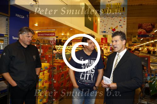Amsterdam 29 oktober 2013
Rene Froger en Jonnie Boer mogen 4.5 minuten winkelen in de makro ( 4 jarig bestaan) en de waarde die ze winkelen krijgt de voedselbank in euro\'s uitgekeerd. Ze shopten 15 euro bij elkaar.