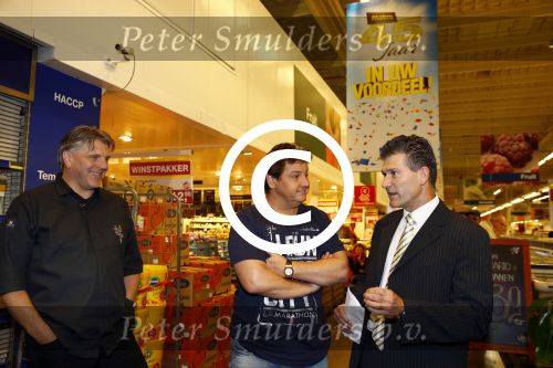 Amsterdam 29 oktober 2013
Rene Froger en Jonnie Boer mogen 4.5 minuten winkelen in de makro ( 4 jarig bestaan) en de waarde die ze winkelen krijgt de voedselbank in euro\'s uitgekeerd. Ze shopten 15 euro bij elkaar.