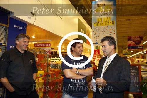 Amsterdam 29 oktober 2013
Rene Froger en Jonnie Boer mogen 4.5 minuten winkelen in de makro ( 4 jarig bestaan) en de waarde die ze winkelen krijgt de voedselbank in euro\'s uitgekeerd. Ze shopten 15 euro bij elkaar.