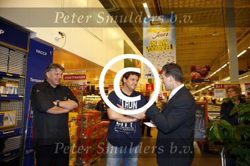 Amsterdam 29 oktober 2013
Rene Froger en Jonnie Boer mogen 4.5 minuten winkelen in de makro ( 4 jarig bestaan) en de waarde die ze winkelen krijgt de voedselbank in euro\'s uitgekeerd. Ze shopten 15 euro bij elkaar.