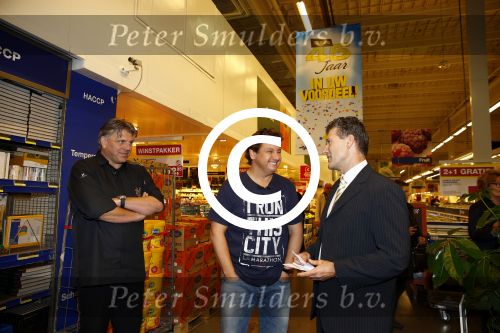 Amsterdam 29 oktober 2013
Rene Froger en Jonnie Boer mogen 4.5 minuten winkelen in de makro ( 4 jarig bestaan) en de waarde die ze winkelen krijgt de voedselbank in euro\'s uitgekeerd. Ze shopten 15 euro bij elkaar.