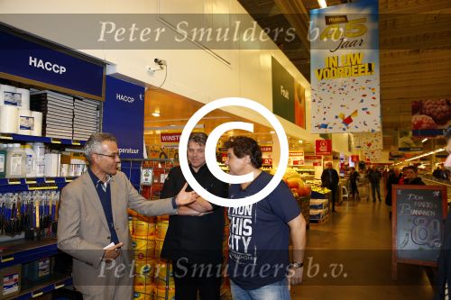 Amsterdam 29 oktober 2013
Rene Froger en Jonnie Boer mogen 4.5 minuten winkelen in de makro ( 4 jarig bestaan) en de waarde die ze winkelen krijgt de voedselbank in euro\'s uitgekeerd. Ze shopten 15 euro bij elkaar.