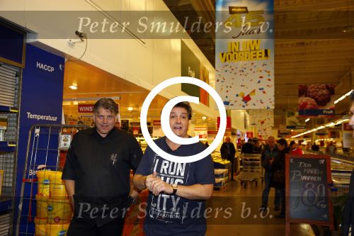 Amsterdam 29 oktober 2013
Rene Froger en Jonnie Boer mogen 4.5 minuten winkelen in de makro ( 4 jarig bestaan) en de waarde die ze winkelen krijgt de voedselbank in euro\'s uitgekeerd. Ze shopten 15 euro bij elkaar.