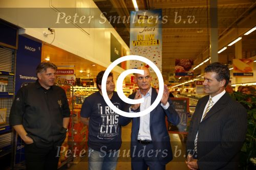 Amsterdam 29 oktober 2013
Rene Froger en Jonnie Boer mogen 4.5 minuten winkelen in de makro ( 4 jarig bestaan) en de waarde die ze winkelen krijgt de voedselbank in euro\'s uitgekeerd. Ze shopten 15 euro bij elkaar.