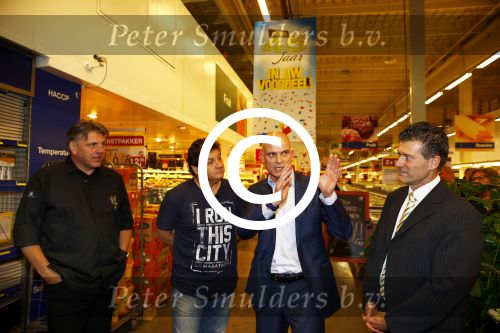 Amsterdam 29 oktober 2013
Rene Froger en Jonnie Boer mogen 4.5 minuten winkelen in de makro ( 4 jarig bestaan) en de waarde die ze winkelen krijgt de voedselbank in euro\'s uitgekeerd. Ze shopten 15 euro bij elkaar.