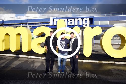Amsterdam 29 oktober 2013
Rene Froger en Jonnie Boer mogen 4.5 minuten winkelen in de makro ( 4 jarig bestaan) en de waarde die ze winkelen krijgt de voedselbank in euro\'s uitgekeerd. Ze shopten 15 euro bij elkaar.