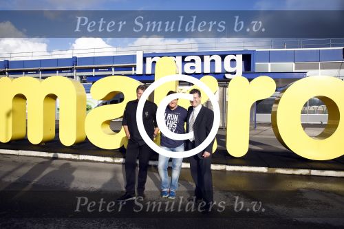 Amsterdam 29 oktober 2013
Rene Froger en Jonnie Boer mogen 4.5 minuten winkelen in de makro ( 4 jarig bestaan) en de waarde die ze winkelen krijgt de voedselbank in euro\'s uitgekeerd. Ze shopten 15 euro bij elkaar.