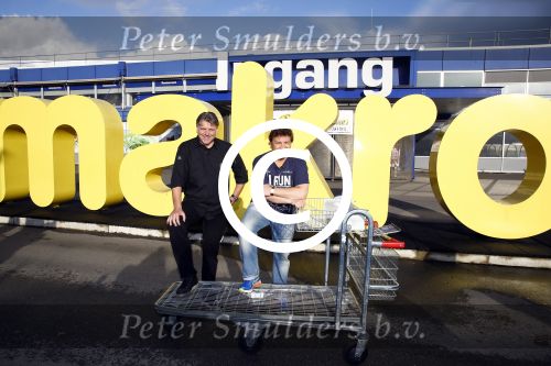 Amsterdam 29 oktober 2013
Rene Froger en Jonnie Boer mogen 4.5 minuten winkelen in de makro ( 4 jarig bestaan) en de waarde die ze winkelen krijgt de voedselbank in euro\'s uitgekeerd. Ze shopten 15 euro bij elkaar.