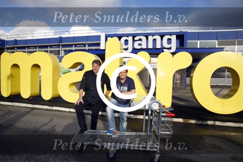 Amsterdam 29 oktober 2013
Rene Froger en Jonnie Boer mogen 4.5 minuten winkelen in de makro ( 4 jarig bestaan) en de waarde die ze winkelen krijgt de voedselbank in euro\'s uitgekeerd. Ze shopten 15 euro bij elkaar.