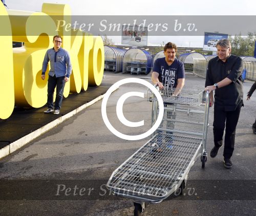 Amsterdam 29 oktober 2013
Rene Froger en Jonnie Boer mogen 4.5 minuten winkelen in de makro ( 4 jarig bestaan) en de waarde die ze winkelen krijgt de voedselbank in euro\'s uitgekeerd. Ze shopten 15 euro bij elkaar.