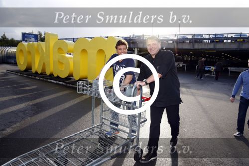 Amsterdam 29 oktober 2013
Rene Froger en Jonnie Boer mogen 4.5 minuten winkelen in de makro ( 4 jarig bestaan) en de waarde die ze winkelen krijgt de voedselbank in euro\'s uitgekeerd. Ze shopten 15 euro bij elkaar.