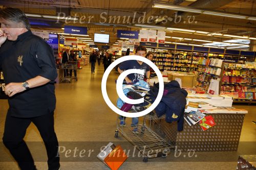 Amsterdam 29 oktober 2013
Rene Froger en Jonnie Boer mogen 4.5 minuten winkelen in de makro ( 4 jarig bestaan) en de waarde die ze winkelen krijgt de voedselbank in euro\'s uitgekeerd. Ze shopten 15 euro bij elkaar.