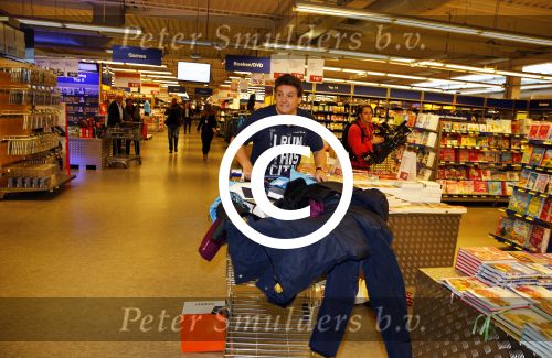 Amsterdam 29 oktober 2013
Rene Froger en Jonnie Boer mogen 4.5 minuten winkelen in de makro ( 4 jarig bestaan) en de waarde die ze winkelen krijgt de voedselbank in euro\'s uitgekeerd. Ze shopten 15 euro bij elkaar.