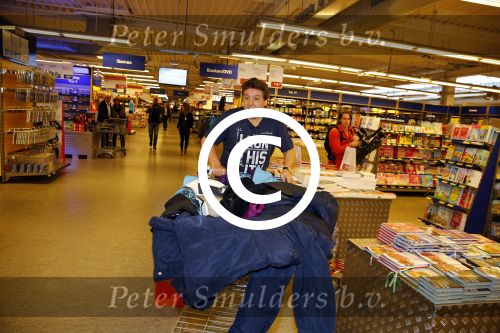Amsterdam 29 oktober 2013
Rene Froger en Jonnie Boer mogen 4.5 minuten winkelen in de makro ( 4 jarig bestaan) en de waarde die ze winkelen krijgt de voedselbank in euro\'s uitgekeerd. Ze shopten 15 euro bij elkaar.
