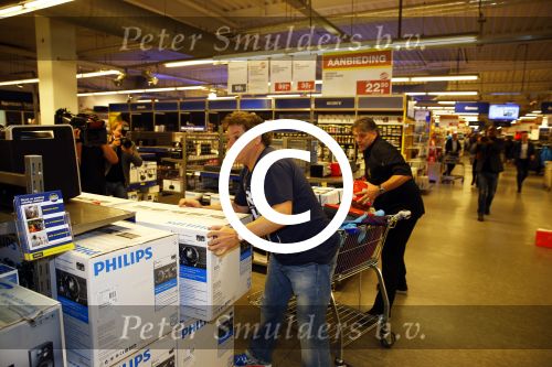 Amsterdam 29 oktober 2013
Rene Froger en Jonnie Boer mogen 4.5 minuten winkelen in de makro ( 4 jarig bestaan) en de waarde die ze winkelen krijgt de voedselbank in euro\'s uitgekeerd. Ze shopten 15 euro bij elkaar.