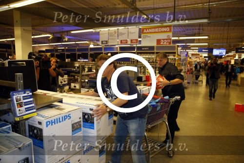 Amsterdam 29 oktober 2013
Rene Froger en Jonnie Boer mogen 4.5 minuten winkelen in de makro ( 4 jarig bestaan) en de waarde die ze winkelen krijgt de voedselbank in euro\'s uitgekeerd. Ze shopten 15 euro bij elkaar.