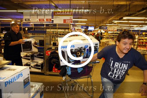Amsterdam 29 oktober 2013
Rene Froger en Jonnie Boer mogen 4.5 minuten winkelen in de makro ( 4 jarig bestaan) en de waarde die ze winkelen krijgt de voedselbank in euro\'s uitgekeerd. Ze shopten 15 euro bij elkaar.