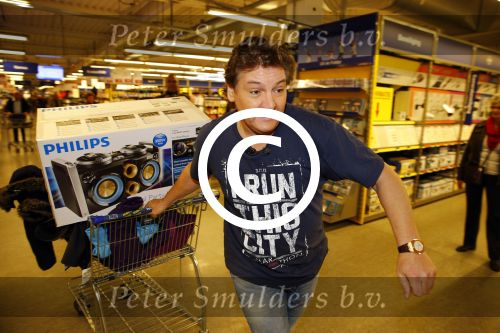 Amsterdam 29 oktober 2013
Rene Froger en Jonnie Boer mogen 4.5 minuten winkelen in de makro ( 4 jarig bestaan) en de waarde die ze winkelen krijgt de voedselbank in euro\'s uitgekeerd. Ze shopten 15 euro bij elkaar.