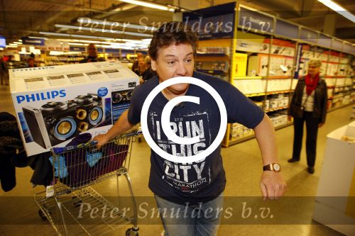 Amsterdam 29 oktober 2013
Rene Froger en Jonnie Boer mogen 4.5 minuten winkelen in de makro ( 4 jarig bestaan) en de waarde die ze winkelen krijgt de voedselbank in euro\'s uitgekeerd. Ze shopten 15 euro bij elkaar.