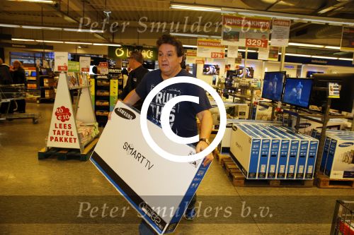 Amsterdam 29 oktober 2013
Rene Froger en Jonnie Boer mogen 4.5 minuten winkelen in de makro ( 4 jarig bestaan) en de waarde die ze winkelen krijgt de voedselbank in euro\'s uitgekeerd. Ze shopten 15 euro bij elkaar.