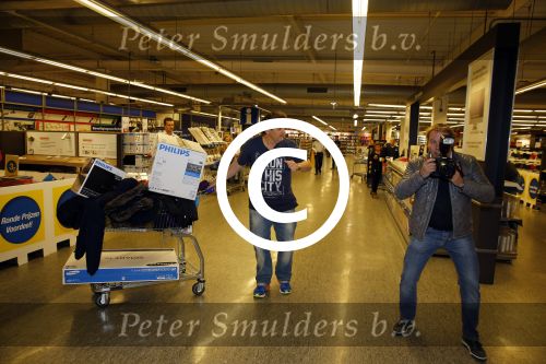 Amsterdam 29 oktober 2013
Rene Froger en Jonnie Boer mogen 4.5 minuten winkelen in de makro ( 4 jarig bestaan) en de waarde die ze winkelen krijgt de voedselbank in euro\'s uitgekeerd. Ze shopten 15 euro bij elkaar.