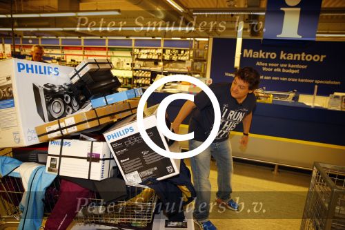 Amsterdam 29 oktober 2013
Rene Froger en Jonnie Boer mogen 4.5 minuten winkelen in de makro ( 4 jarig bestaan) en de waarde die ze winkelen krijgt de voedselbank in euro\'s uitgekeerd. Ze shopten 15 euro bij elkaar.