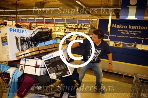 Amsterdam 29 oktober 2013
Rene Froger en Jonnie Boer mogen 4.5 minuten winkelen in de makro ( 4 jarig bestaan) en de waarde die ze winkelen krijgt de voedselbank in euro\'s uitgekeerd. Ze shopten 15 euro bij elkaar.