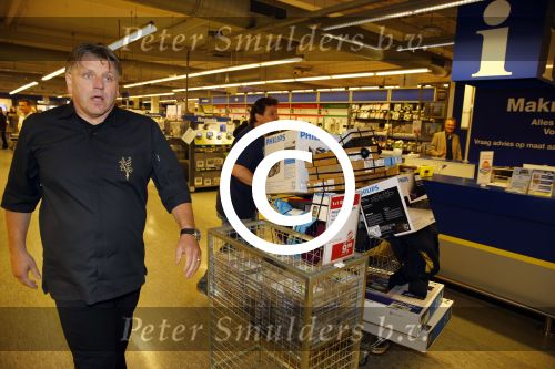 Amsterdam 29 oktober 2013
Rene Froger en Jonnie Boer mogen 4.5 minuten winkelen in de makro ( 4 jarig bestaan) en de waarde die ze winkelen krijgt de voedselbank in euro\'s uitgekeerd. Ze shopten 15 euro bij elkaar.