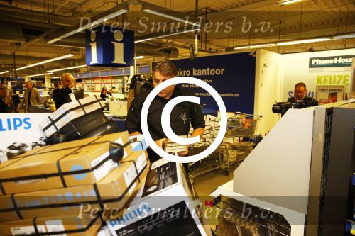 Amsterdam 29 oktober 2013
Rene Froger en Jonnie Boer mogen 4.5 minuten winkelen in de makro ( 4 jarig bestaan) en de waarde die ze winkelen krijgt de voedselbank in euro\'s uitgekeerd. Ze shopten 15 euro bij elkaar.