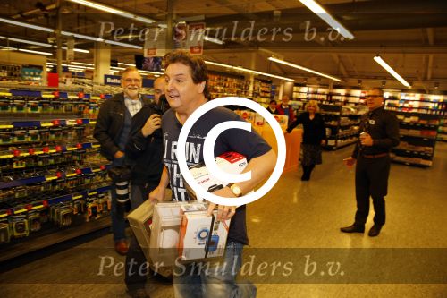 Amsterdam 29 oktober 2013
Rene Froger en Jonnie Boer mogen 4.5 minuten winkelen in de makro ( 4 jarig bestaan) en de waarde die ze winkelen krijgt de voedselbank in euro\'s uitgekeerd. Ze shopten 15 euro bij elkaar.