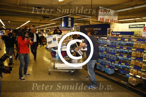 Amsterdam 29 oktober 2013
Rene Froger en Jonnie Boer mogen 4.5 minuten winkelen in de makro ( 4 jarig bestaan) en de waarde die ze winkelen krijgt de voedselbank in euro\'s uitgekeerd. Ze shopten 15 euro bij elkaar.