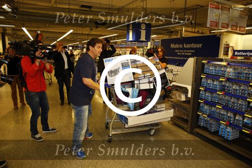 Amsterdam 29 oktober 2013
Rene Froger en Jonnie Boer mogen 4.5 minuten winkelen in de makro ( 4 jarig bestaan) en de waarde die ze winkelen krijgt de voedselbank in euro\'s uitgekeerd. Ze shopten 15 euro bij elkaar.