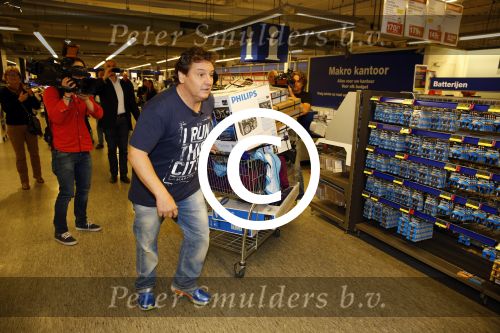 Amsterdam 29 oktober 2013
Rene Froger en Jonnie Boer mogen 4.5 minuten winkelen in de makro ( 4 jarig bestaan) en de waarde die ze winkelen krijgt de voedselbank in euro\'s uitgekeerd. Ze shopten 15 euro bij elkaar.