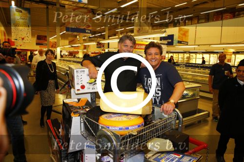 Amsterdam 29 oktober 2013
Rene Froger en Jonnie Boer mogen 4.5 minuten winkelen in de makro ( 4 jarig bestaan) en de waarde die ze winkelen krijgt de voedselbank in euro\'s uitgekeerd. Ze shopten 15 euro bij elkaar.