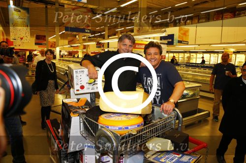 Amsterdam 29 oktober 2013
Rene Froger en Jonnie Boer mogen 4.5 minuten winkelen in de makro ( 4 jarig bestaan) en de waarde die ze winkelen krijgt de voedselbank in euro\'s uitgekeerd. Ze shopten 15 euro bij elkaar.