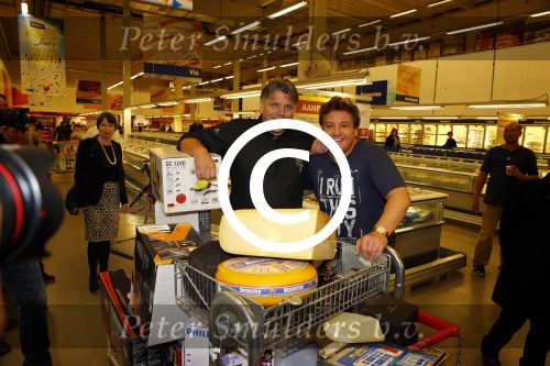 Amsterdam 29 oktober 2013
Rene Froger en Jonnie Boer mogen 4.5 minuten winkelen in de makro ( 4 jarig bestaan) en de waarde die ze winkelen krijgt de voedselbank in euro\'s uitgekeerd. Ze shopten 15 euro bij elkaar.