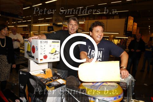Amsterdam 29 oktober 2013
Rene Froger en Jonnie Boer mogen 4.5 minuten winkelen in de makro ( 4 jarig bestaan) en de waarde die ze winkelen krijgt de voedselbank in euro\'s uitgekeerd. Ze shopten 15 euro bij elkaar.
