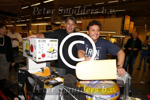 Amsterdam 29 oktober 2013
Rene Froger en Jonnie Boer mogen 4.5 minuten winkelen in de makro ( 4 jarig bestaan) en de waarde die ze winkelen krijgt de voedselbank in euro\'s uitgekeerd. Ze shopten 15 euro bij elkaar.