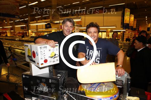 Amsterdam 29 oktober 2013
Rene Froger en Jonnie Boer mogen 4.5 minuten winkelen in de makro ( 4 jarig bestaan) en de waarde die ze winkelen krijgt de voedselbank in euro\'s uitgekeerd. Ze shopten 15 euro bij elkaar.