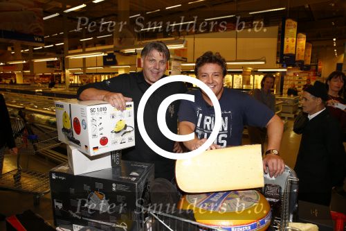 Amsterdam 29 oktober 2013
Rene Froger en Jonnie Boer mogen 4.5 minuten winkelen in de makro ( 4 jarig bestaan) en de waarde die ze winkelen krijgt de voedselbank in euro\'s uitgekeerd. Ze shopten 15 euro bij elkaar.